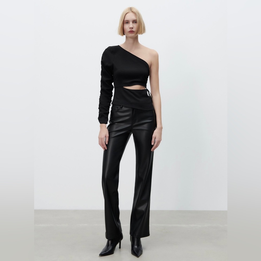 ZARA - ASYMMETRIC CUT OUT TOF BLACK - REF. 3666/057 - S